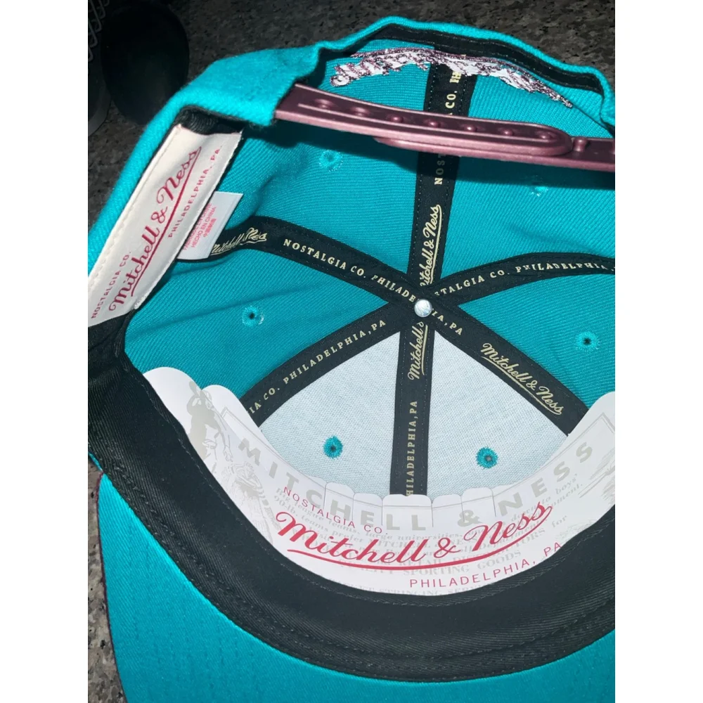 Mitchell & Ness Charlotte Hornets Buzz City snapback hat.